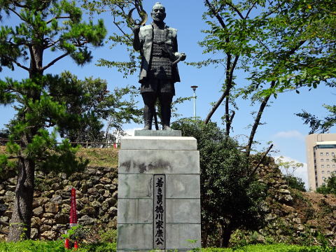 浜松城の徳川家康銅像
